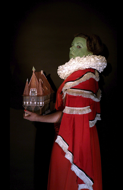 Gabi Blum Frau in Rot mit Grün